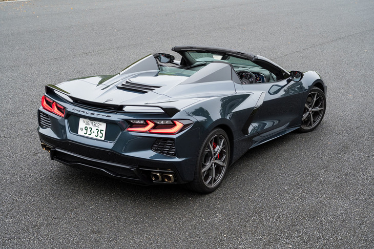 ミドシップの駆動レイアウトに、デュアルクラッチ式ATやコイルサスの採用と、従来モデルから全面刷新された8代目「シボレー・コルベット」。「コンバーチブル」は「クーペ」ともども、2021年5月に日本でのデリバリーが開始された。