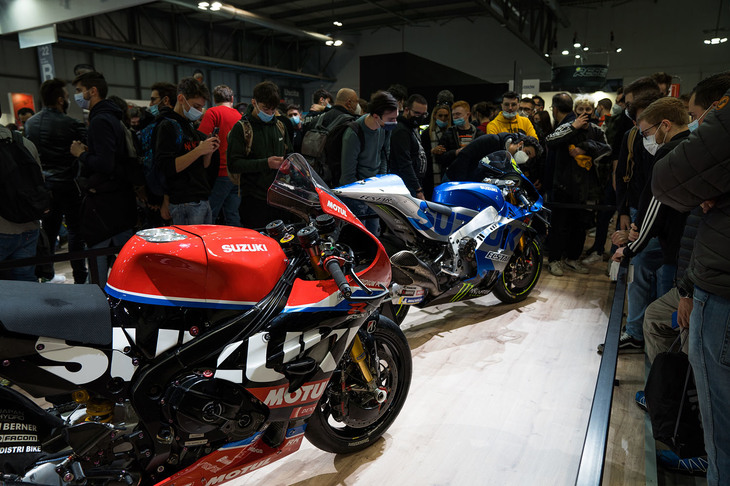 各完成車メーカーのブースには、レースで活躍した車両も展示される。スズキのブースには、MotoGPマシン「GSX-RR」と、ロードレース世界耐久選手権で2021年の年間タイトルを獲得した「ヨシムラ SERT Motulチーム」の「GSX-R1000R」が展示されていた。