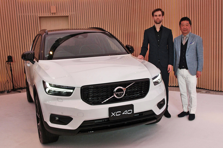 東京・青山の発表会場に展示された「ボルボXC40」。傍らに立つのは、木村隆之ボルボ・カー・ジャパン代表取締役社長（写真右端）と、ボルボ・カー・グループのエクステリアデザイン チーフデザイナーを務めるマクシミリアン・ミッソーニ氏（写真右から2人目）。