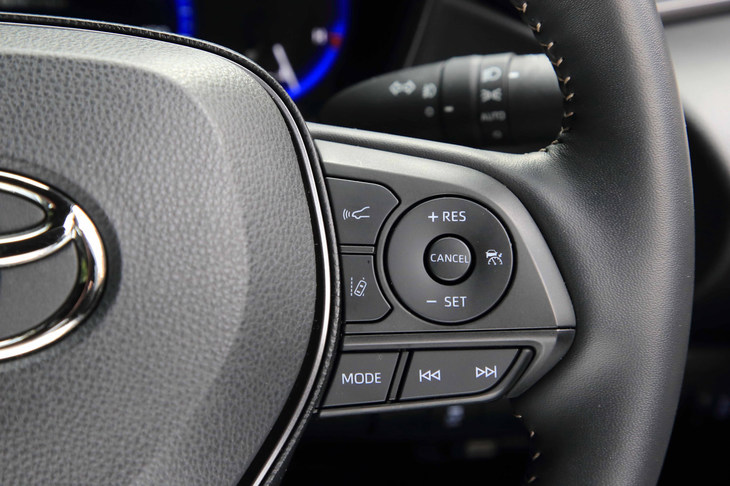 先進の予防安全パッケージ「Toyota Safety Sense」は全車に標準装備。写真はステアリングホイールの右スポークに並ぶクルーズコントロールの操作スイッチ。