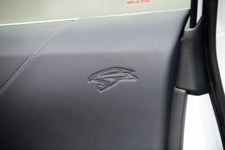 ドアトリムに施された鷹（タカ）のアイコン。初代から受け継がれる「ハリアー」伝統のマークだ。