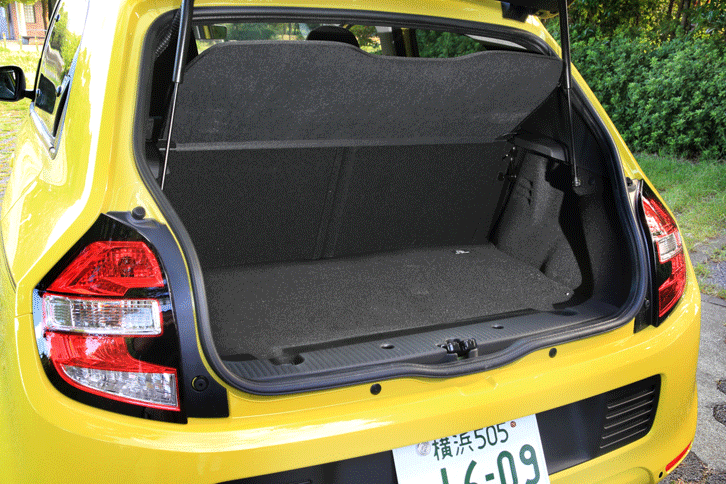 新型「トゥインゴ」のラゲッジルーム。後席をたためば1350mmの奥行きが得られるほか、助手席のシートバックも倒せば2200mmの長尺物も積めるという。