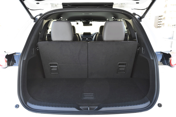 荷室の容量は標準で239リッター。3列目と2列目のシートの背もたれを前方に倒すことで拡大できる。（写真をクリックすると荷室のアレンジが見られます）