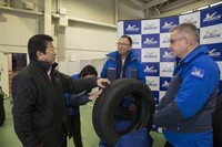 技術者に話を聞く筆者（写真左）。雪上でのテストドライブが楽しみだ。
