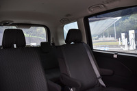 「セレナ」専用ディーラーオプション「電子シェード」のイメージ。電源をオンにするとウィンドウが透過状態になる。