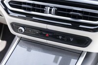 前後のデフロスターとオーディオのボリュームなどには独立したスイッチが設定されている。