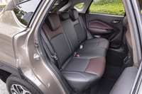 クーペスタイルのため頭上はそれなりだが、後席は全長4m以下の車両とは思えないほどに広い。40：60分割式のため50：50分割の「クロスビー」よりも3人がきちんと座れる。