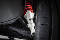 新車発売から20年の日々で進化したタイヤのパフォーマンスに対応すべくチューニングが施されたスポーツサスペンションは500セット限定。受注好調により在庫は僅少とのこと。