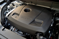 「T5 AWDインスクリプション」に搭載される2リッター直4ガソリンターボエンジン。最高出力254ps、最大トルク350Nmを発生させる。JC08モード燃費は12.6km/リッター。