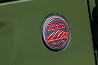 フロントフェンダーパネルに貼られた「TRAIL RATED」のバッジ。ジープのなかでも悪路走破性を追求した上級モデルであることを示す。