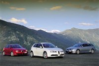 左から「アルファ156GTA」「アルファ147GTA」「アルファ156スポーツワゴンGTA」。アルファ・ロメオ自製の3.2リッターV6エンジンを搭載した高性能モデルだった。