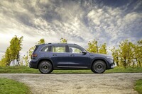 塊感のあるボディーの「EQB」だが、密閉されたアンダーボディーや前後エプロンなどの働きにより、空気抵抗係数（Cd値）0.28という優れた空力性能を実現している。