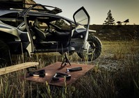 「AI：TRAILクワトロ」によって完全自動操縦される「アウディ・ライトパスファインダー」と呼ばれるドローンを5機装備している。