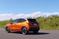 ボディーカラーは全8種類。写真の「プレミアムホライズンオレンジ×ステルスグレー」と「オーロラフレアブルーパール×スーパーブラック」の2種類はツートンカラーとなっている。