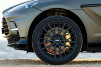 足元の仕様は前：285/40YR22、後ろ：325/35YR22サイズの「ピレリPゼロ」と、鍛造アルミホイールの組み合わせ。オプションで23インチサイズのホイール／タイヤセットも用意される。