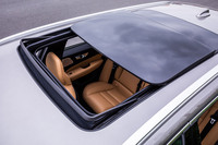 最上級グレードの「T6 AWDインスクリプション」には、他グレードでオプションとなる「チルトアップ機構付き電動パノラマガラスサンルーフ」が標準で装備される。