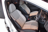 「モード・プレミア ハイブリッド ハイコントラストインテリア」のフロントシート。