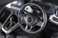 アダプティブクルーズコントロールやレーンセンタリングアシストといった、先進運転支援装備も標準装備。マニュアル変速ができないのでシフトパドルは備わらない。