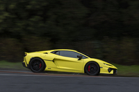 【ランボルギーニ・テメラリオのスペック】
	ボディーサイズ：全長×全幅×全高＝4706×1996×1201mm／ホイールベース：2658mm／車重：1920kg／駆動方式：4WD／エンジン：4リッターV8 DOHC 32バルブ ターボ／モーター：交流同期電動機／トランスミッション：8段AT／エンジン最高出力：800PS（588kW）/9000-9750rpm／エンジン最大トルク：730N・m（74.4kgf・m）/4000-7000rpm／フロントモーター最高出力：150PS（110kW）/3500rpm（1基あたり）／フロントモーター最大トルク：--N・m（--kgf・m）／リアモーター最高出力：150PS（110kW）/3500rpm／リアモーター最大トルク：--N・m（--kgf・m）／システム最高出力：920PS（677kW）／システム最大トルク：--N・m（--kgf・m）／タイヤ：（前）255/35ZR20 97Y XL／（後）325/30ZR21 108Y XL（ブリヂストン・ポテンザスポーツ）／燃費：11.2リッター/100km（約8.9km/リッター、WLTPモード）／価格：--円
	
	【取材時の燃費データ】
	テスト距離：230.4km（市街地2：高速道路6：山岳路2）／使用燃料：46.0リッター（ハイオクガソリン）／参考燃費：5.0km/リッター（満タン法）／5.2km/リッター（車載燃費計計測値）