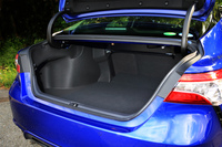 荷室容量は524リッターで、6：4の分割可倒式となるリアシートの背もたれを倒せば、長尺物も収容可能。