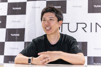 チューリングの山本CEOは、1985年生まれ。東京大学での留年をきっかけにプログラミングを勉強し始めたという。その後コンピューター将棋AI「ポナンザ」を開発し、名人を倒す快挙を成し遂げた。