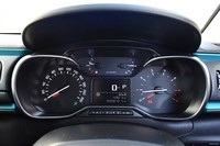 ボウタイ型のメーターパネル。4つの計器の中央にはインフォメーションディスプレイがレイアウトされている。