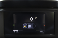 液晶型メーターのスクリーンサイズは5インチから7インチに拡大。確かに視認性は向上しているが、相変わらずとりとめのない表示レイアウトで……。