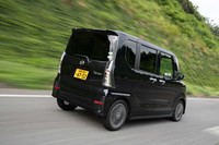 アダプティブクルーズコントロール（ACC）とレーンキープコントロールの採用もトピックだ。ACCは全車速に対応し、先行車に追従した停止もできる。