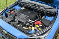 パワートレインは基本的に従来型と共通だが、よりスムーズな走りを実現すべく各部を改良。エンジン始動時のショックの軽減や、回生ブレーキの最適化による“カックンブレーキ”の抑制などを図っている。