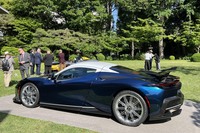 「バティスタ チンクアンタチンクエ」は、ピニンファリーナがデザインした1955年の「ランチア・フロリダ」から着想を得た「ブルー サヴォイア グロスフィニッシュ」の外板色と「ビアンコ セストリエーレ グロス」のルーフ色が特徴。