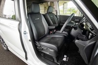 背もたれに「Modulo X」ロゴがステッチされた専用シートは、中央部分の表皮がブラックのスエード調素材に改められた（従来はモカのファブリック）。