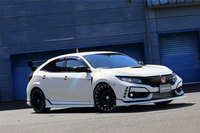 無限の用品が装着された「シビック タイプR」。エンジンや足まわりはそのままに、軽量化やエアロパーツの装着などを通して運動性能の向上が図られている。