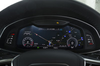 メーターパネルは「アウディバーチャルコックピット」と呼ばれる12.3インチの液晶タイプ。写真のようにカーナビのマップを表示することもできる。