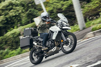 オフロード性能を高めるため、サスペンションには十分なストローク量を確保。ホイールトラベルの長さは、前が220mm、後ろが215mmとなっている。