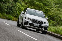 搭載される3リッター直6ディーゼルターボエンジンは最高出力265ps、最大トルク620Nmを発生する。公表されている0-100km/加速のタイムは6.5秒。