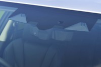 新型「レヴォーグ」は全車、運転支援システム「アイサイト」を搭載する。そのうえで、ハンズオフ機能や急病時のサポートシステムなど、さらなる拡張機能を追加した「アイサイトX」も選べるようになっている。写真は室内フロントの上部に備わるアイサイトのステレオカメラ。