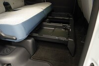 後席の座面下には、引き出し式の収納「置きラクボックス」が備わる。