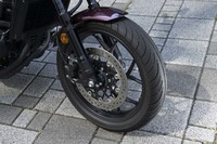 キャストホイールと組み合わされるフロントタイヤの径は18インチ。リアは16インチサイズとなっている。