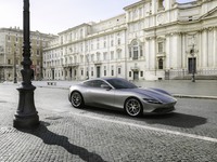 V8を搭載する2＋2クーペとして登場した「ローマ」。フェラーリはどのような意図をもって、このモデルを世に放ったのでしょうか。（photo：フェラーリ）