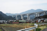 2018年3月時点での亀山西JCTの建設現場遠景。