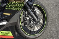 ホイールはエンケイ製。試乗車にはダンロップの「SPORT MAX GRP-300F」タイヤが組み合わされていた。