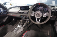 レーシーに仕立てられた「マツダ スピリット レーシング・ロードスター」のコックピット。アルカンターラを用いたステアリングホイールやシフトノブ、パーキングブレーキレバーが目を引く。