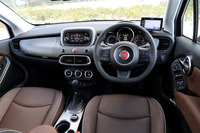 試乗車「フィアット500Xクロスプラス」のインテリア。角のとれたやわらかな各部のデザインと、ブラウンとグレーのインテリアカラーが目を引く。