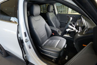 レザー張りのスポーツシート。メモリー機能付きの電動調整機構や電動ランバーサポート、シートヒーターが標準で装備される。