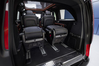 3列目シートは背もたれを前方に倒すことができる。写真はセパレートタイプだが、3人掛けシートにも同様の機能が備わっている。