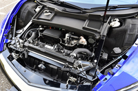 フロント部には、ラジエーターや、前輪を駆動するツインモーターユニットがおさまる。