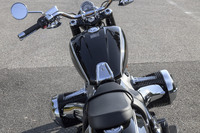 ボディーから大きく突き出した、多数のフィンが切られた巨大なシリンダー。そこはかとなく、航空機用の空冷レシプロエンジンを思わせる。