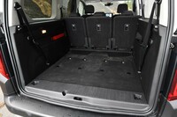 3列目シートを撤去した場合の荷室容量は約850リッター。シートは一脚あたり15kgほど（体感値）で、子供や女性が作業を買って出た場合には止めてあげたい。