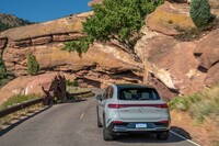 後輪が最大4.5度まで切れるリアアクスルステアリングを全車に標準装備。最小回転直径は11.9mで、オプションで後輪の舵角を10度に拡大すると回転直径が11.0mにまで小さくなる。