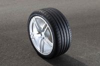 タイヤサイズは、205/55R16から285/30R21までの全80種が設定されている。